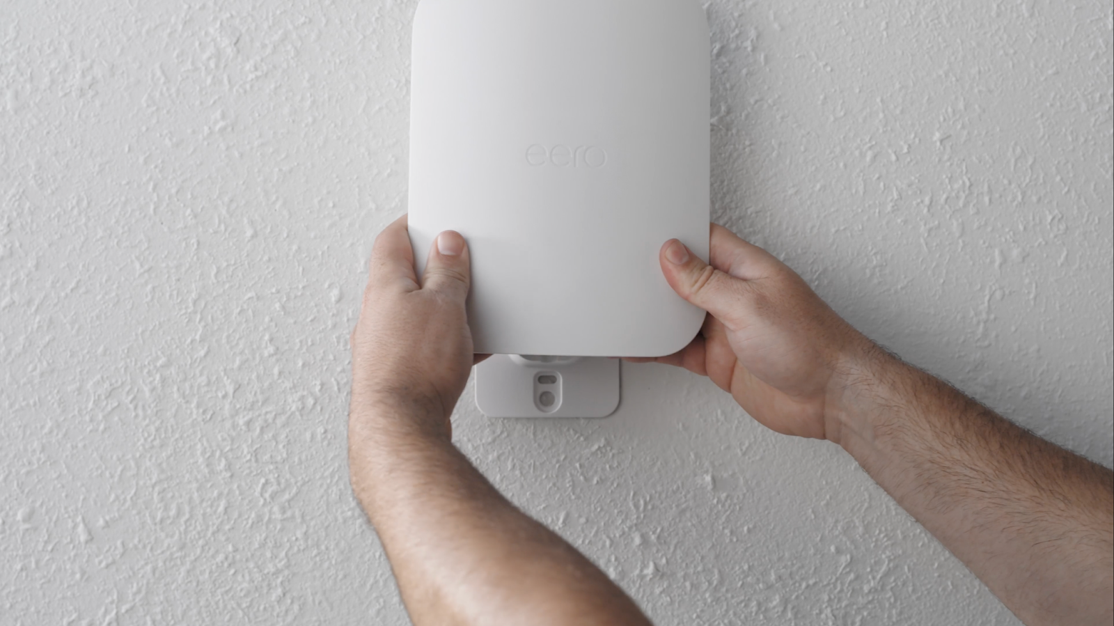 attaching eero to mounting bracket