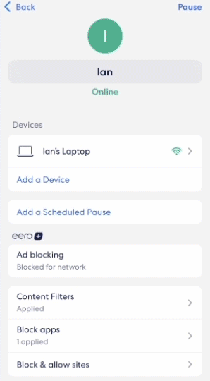 Imagen de la pantalla de detalles de un perfil, que muestra su nombre y todos los dispositivos asignados. Puede agregar dispositivos, programar pausas, pausar manualmente el perfil o eliminarlo desde este menú.
