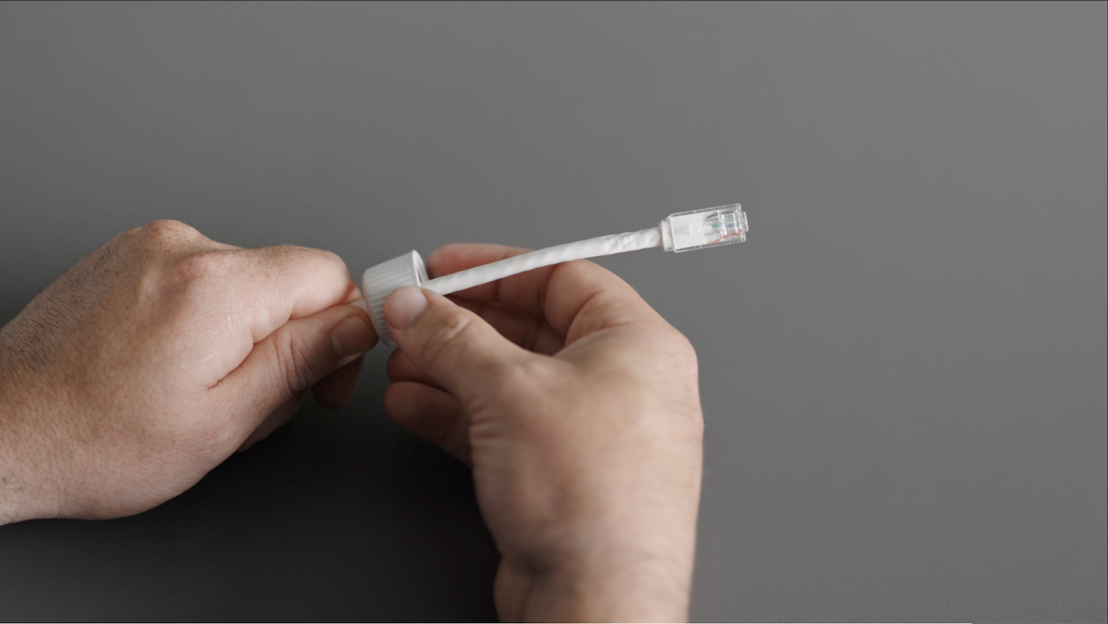 Ethernet-Kabel durch die Dichtungsmutter ziehen