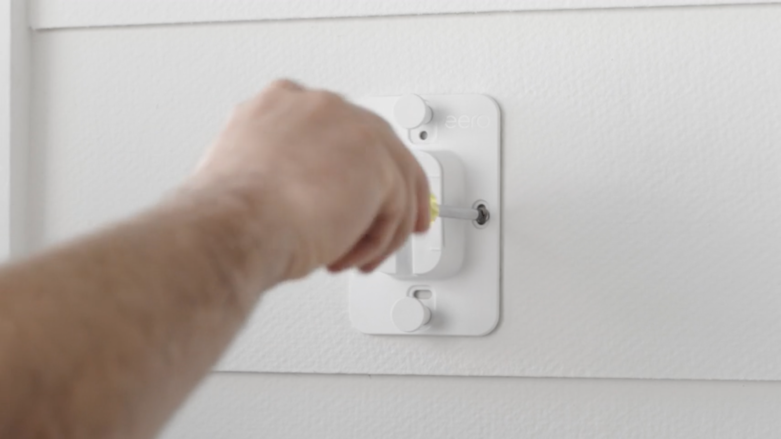 Montagehalterung mit Schrauben an der Wand befestigen