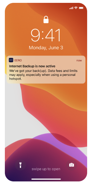 Una imagen de la pantalla de bloqueo de un teléfono con una notificación que indica que eero ha activado una configuración de copia de seguridad de Internet preestablecida.