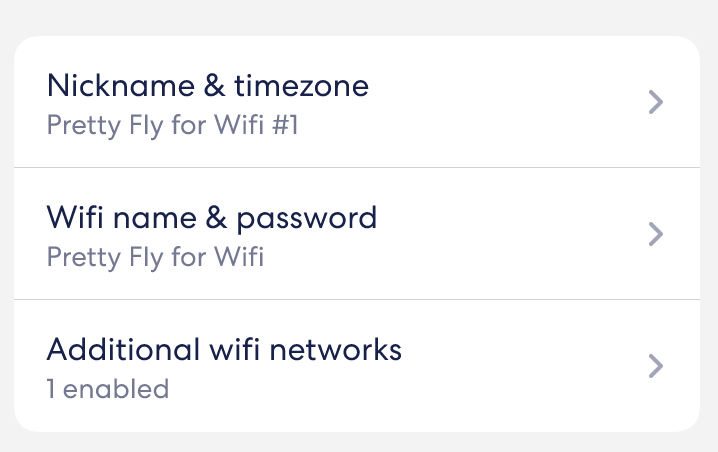 Un'immagine della sezione Informazioni di rete della scheda Impostazioni, che elenca il nickname e il fuso orario della rete, il nome e la password del Wi-Fi e un'opzione per visualizzare le altre reti collegate al tuo account.