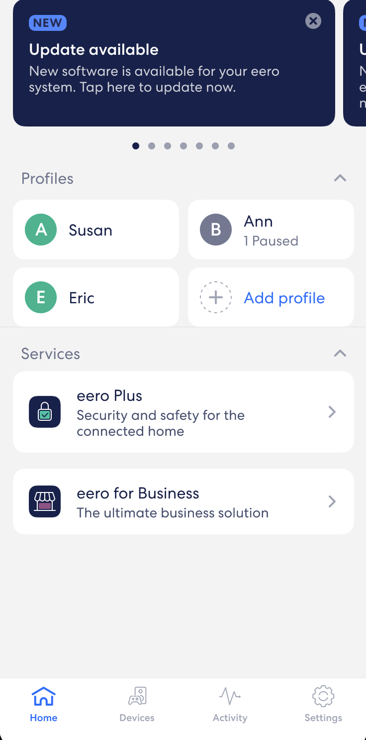 Un'immagine della schermata Home dell'app eero, che mostra il nome della rete, lo stato di Internet, lo stato di tutti gli eero sulla rete e lo stato dei dispositivi compatibili con eero Built-In in rete.