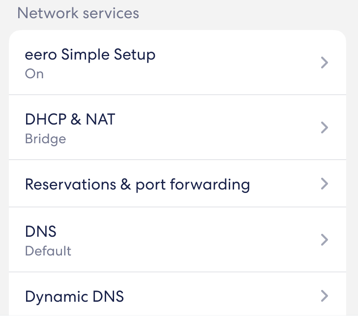 Una imagen del menú Servicios de red del menú Configuración de red, con opciones para configuración simple de eero, DHCP y NAT, reservas y reenvío de puertos, DNS, almacenamiento en caché de DNS local, DNS dinámico, UPnP y SQM.